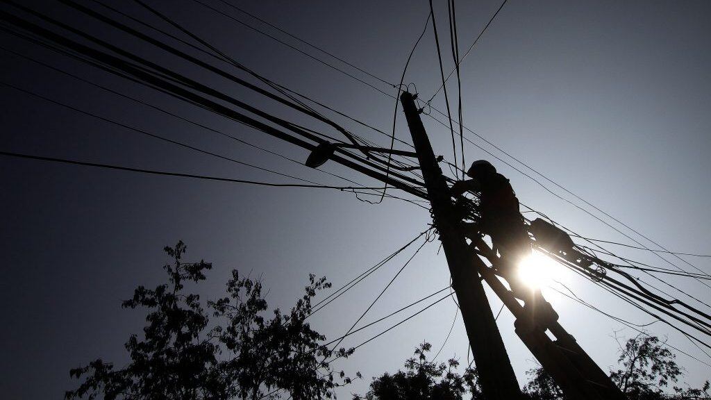 18 de agosto del 2015/SANTIAGOUn trabajador de una compaa elctrica realiza sus funciones en un poste, durante el inicio del plan de retiro de cables en desuso, la actividad se realizo en la comuna de Recoleta.
FOTO: JAVIER SALVO/AGENCIAUNO