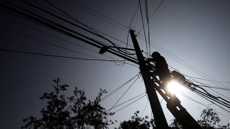 18 de agosto del 2015/SANTIAGOUn trabajador de una compaa elctrica realiza sus funciones en un poste, durante el inicio del plan de retiro de cables en desuso, la actividad se realizo en la comuna de Recoleta.
FOTO: JAVIER SALVO/AGENCIAUNO