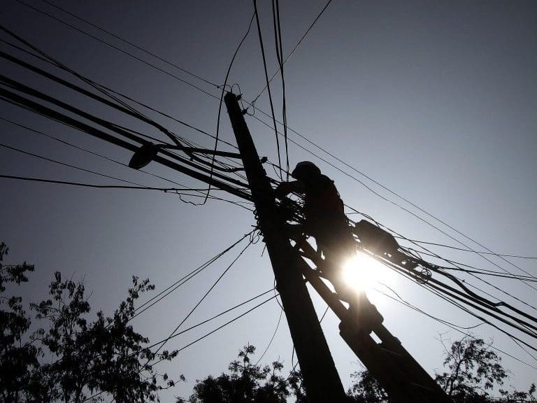 18 de agosto del 2015/SANTIAGOUn trabajador de una compaa elctrica realiza sus funciones en un poste, durante el inicio del plan de retiro de cables en desuso, la actividad se realizo en la comuna de Recoleta.
FOTO: JAVIER SALVO/AGENCIAUNO