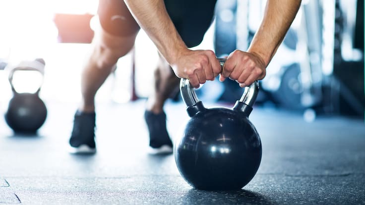 Casi dos tercios de quienes comienzan a entrenar terminan abandonando: experto entrega 3 consejos para que no te pase
