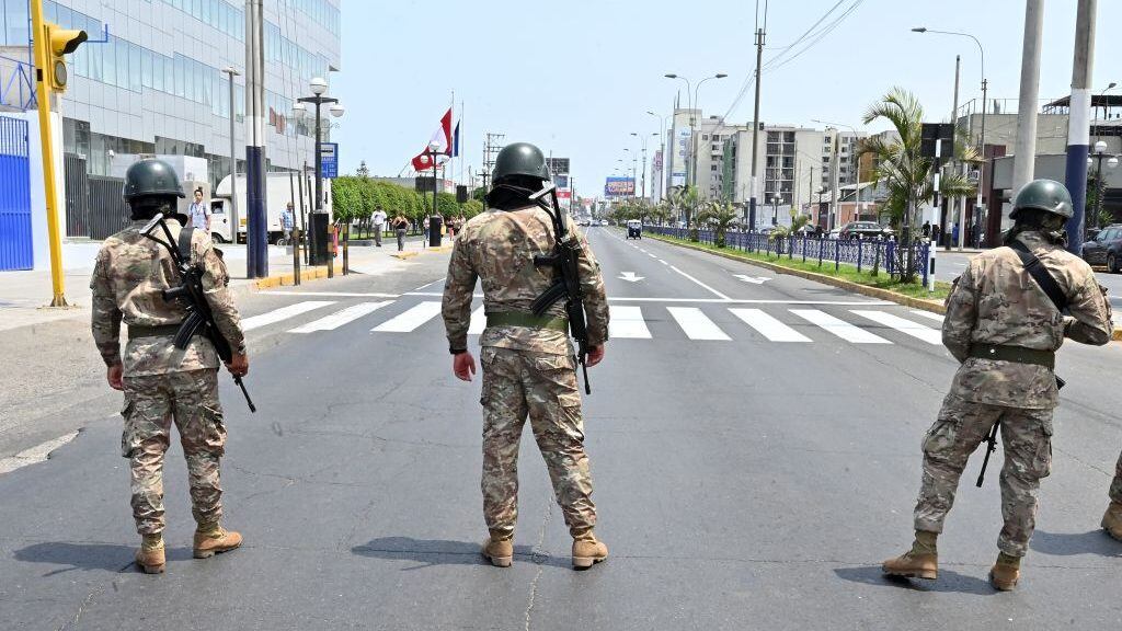 Peruvian army soldiers control traffic in Lima on March 16, 2020, in an attempt to persuade the population to stay at home, one day after President Martin Vizcarra announced a State of Emergency and a two-week nationwide home-stay quarantine together with the closure of all borders to fight the spread of the novel COVID-19 coronavirus. - No fatalities have been recorded of the 86 cases of Covid-19 detected in the country. (Photo by Cris BOURONCLE / AFP) (Photo by CRIS BOURONCLE/AFP via Getty Images)