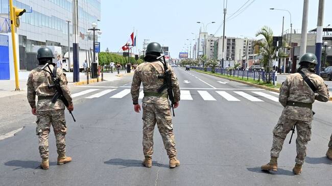 Peruvian army soldiers control traffic in Lima on March 16, 2020, in an attempt to persuade the population to stay at home, one day after President Martin Vizcarra announced a State of Emergency and a two-week nationwide home-stay quarantine together with the closure of all borders to fight the spread of the novel COVID-19 coronavirus. - No fatalities have been recorded of the 86 cases of Covid-19 detected in the country. (Photo by Cris BOURONCLE / AFP) (Photo by CRIS BOURONCLE/AFP via Getty Images)