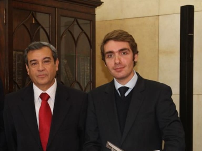 Periodista de ADN es reconocido por su aporte a la educación financiera