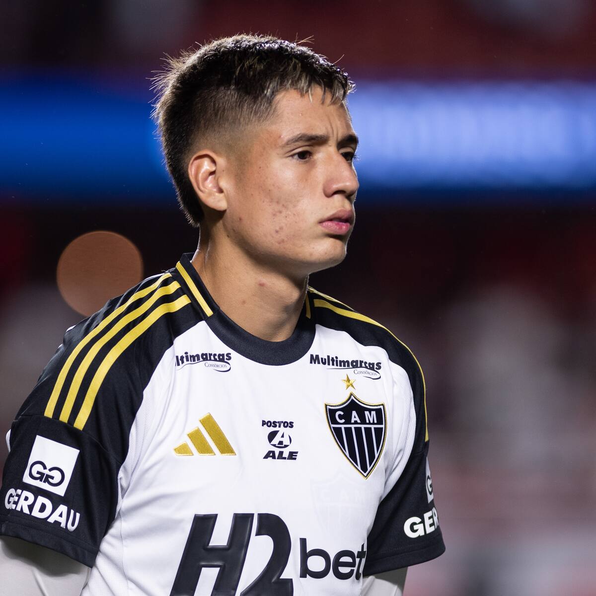 Conflicto por Iván Román: Palestino demanda a Atlético Mineiro ante la FIFA por impago en el fichaje del defensa