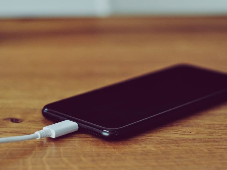 ¿Hace mal dejar cargando el teléfono toda la noche?