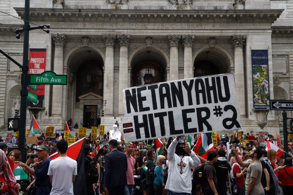 Manifestantes protestan en la ciudad de Nueva York por la presencia de Benjamin Netanyahu en esa urbe de Estados Unidos