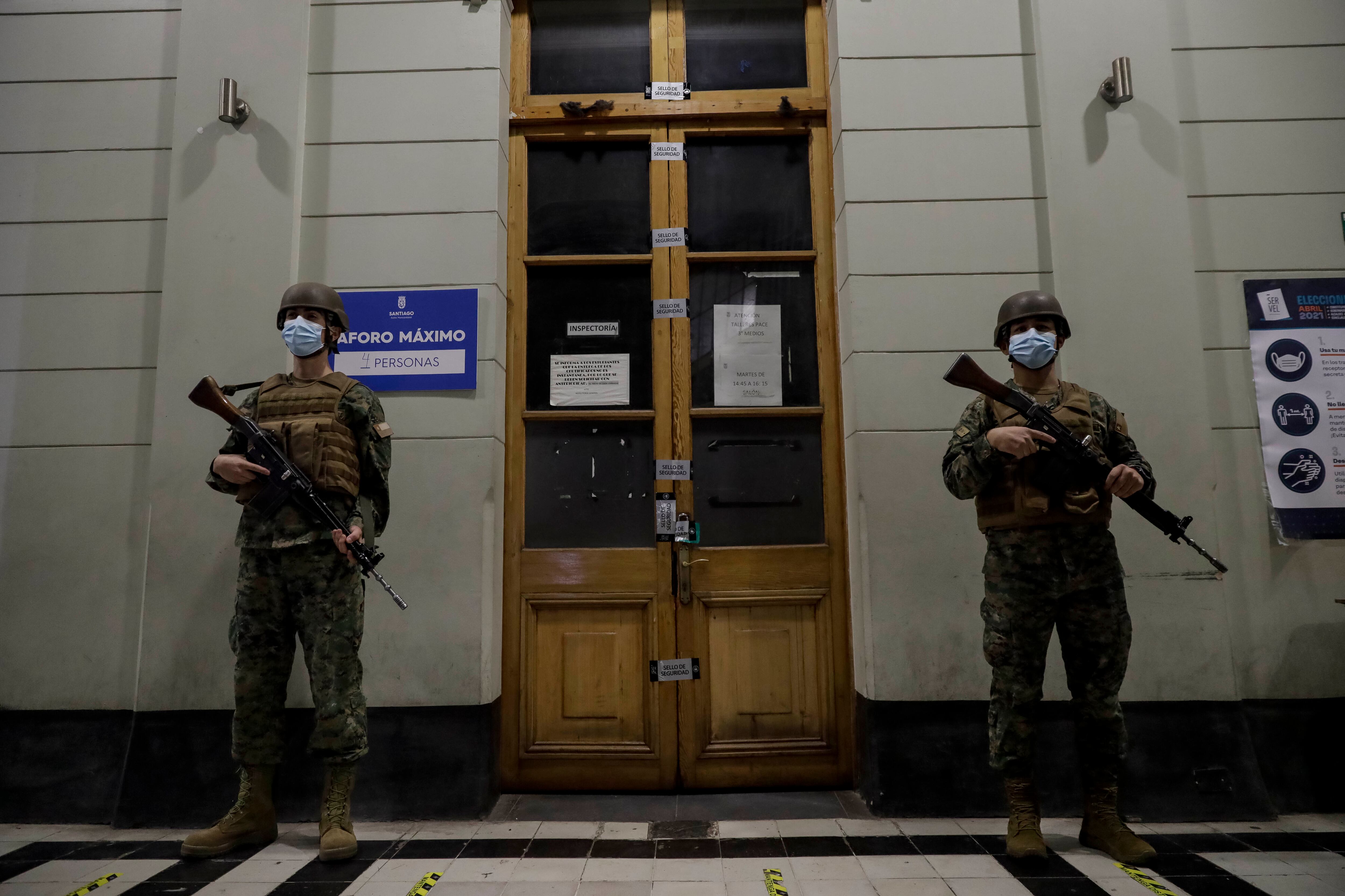 Militares sellan acceso a sala donde se resguardaran los votos en el Instituto Eduardo Frei Montalva en la comuna De Santiago Centro. Foto: Agencia Uno.
