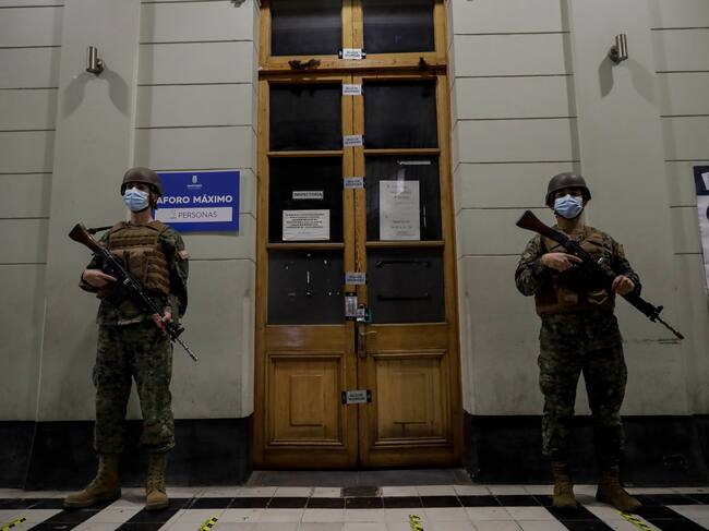 Militares sellan acceso a sala donde se resguardaran los votos en el Instituto Eduardo Frei Montalva en la comuna De Santiago Centro. Foto: Agencia Uno.