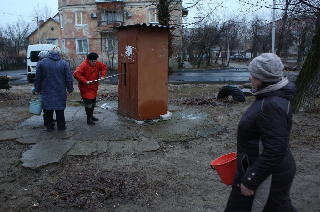 Habitantes de Schastia recolectan agua en la región de Lugansk