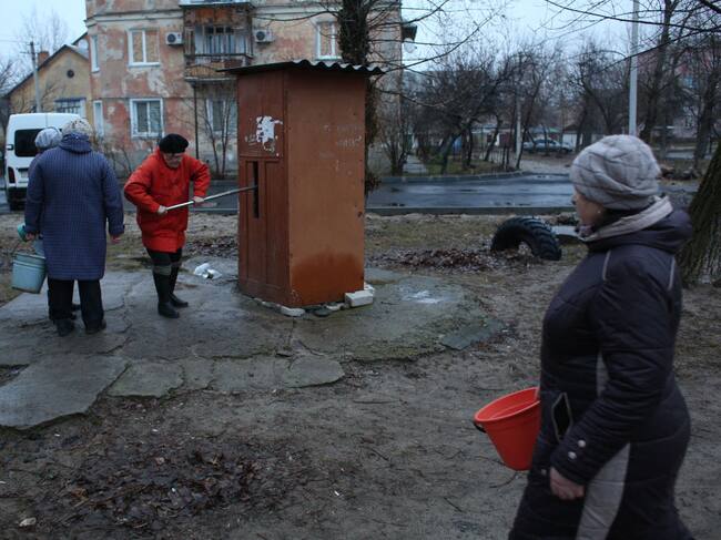 Habitantes de Schastia recolectan agua en la región de Lugansk