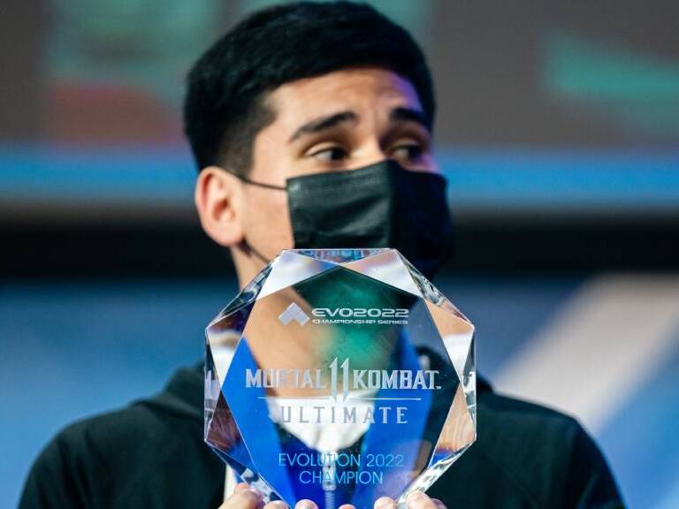 Chileno de 17 años se corona campeón mundial de Mortal Kombat en EVO 2022