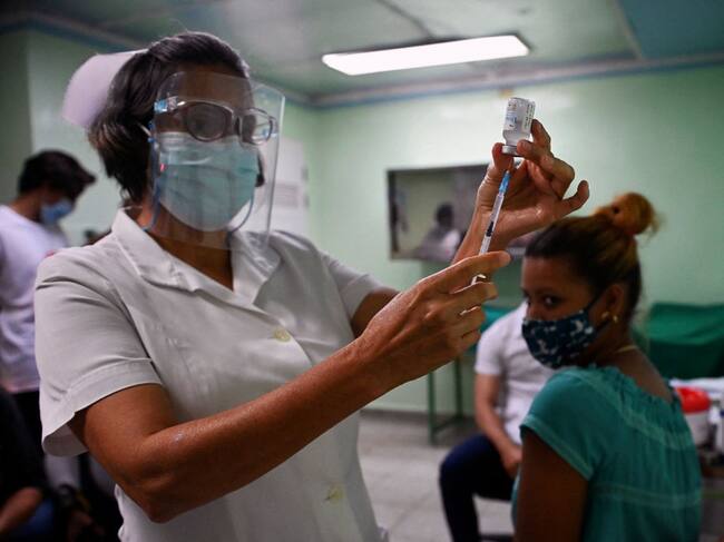 Enfermera prepara una vacuna Abdala contra el Covid-19 en La Habana