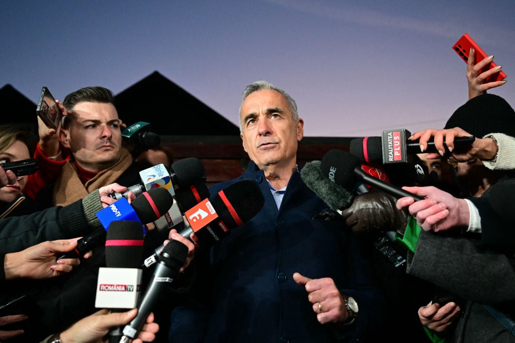 El candidato ganador de la primera vuelta, Calin Georgescu, habla con la prensa en la ciudad de Bucarest en Rumania