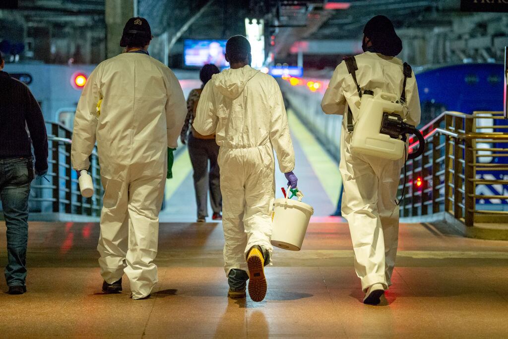 Trabajadores se dirigen a desinfectar el metro de Nueva York