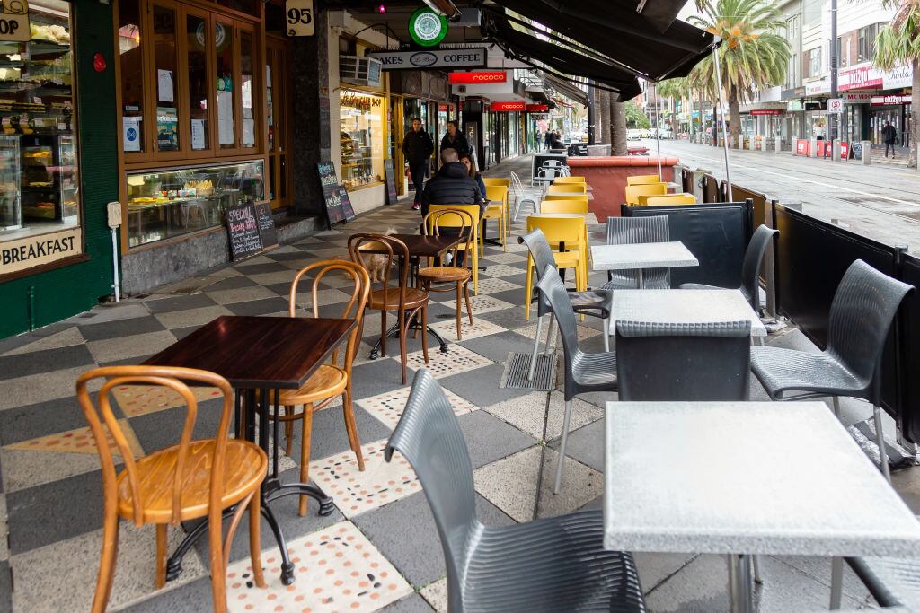 Restaurantes y cafés sin clientes en el barrio de Victoria