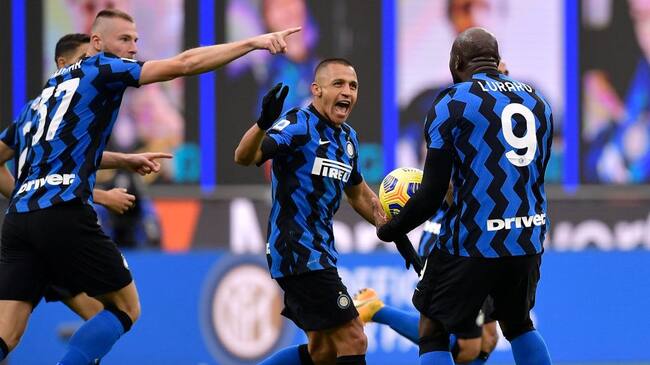 MILAN, ITALY - NOVEMBER 22: Alexis Sanchez of FC Internazionale celebrates with Romelu Lukaku of FC Internazionale after scoring his team's first goal during the Italian Serie A match between Internazionale v Torino at the San Siro on November 22, 2020 in Milan Italy (Photo by Mattia Ozbot/Soccrates/Getty Images)