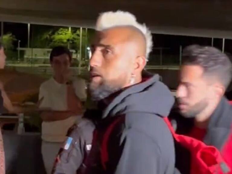 De campeón de América a casi colista: hinchas de Flamengo increpan a Vidal y Sampaoli