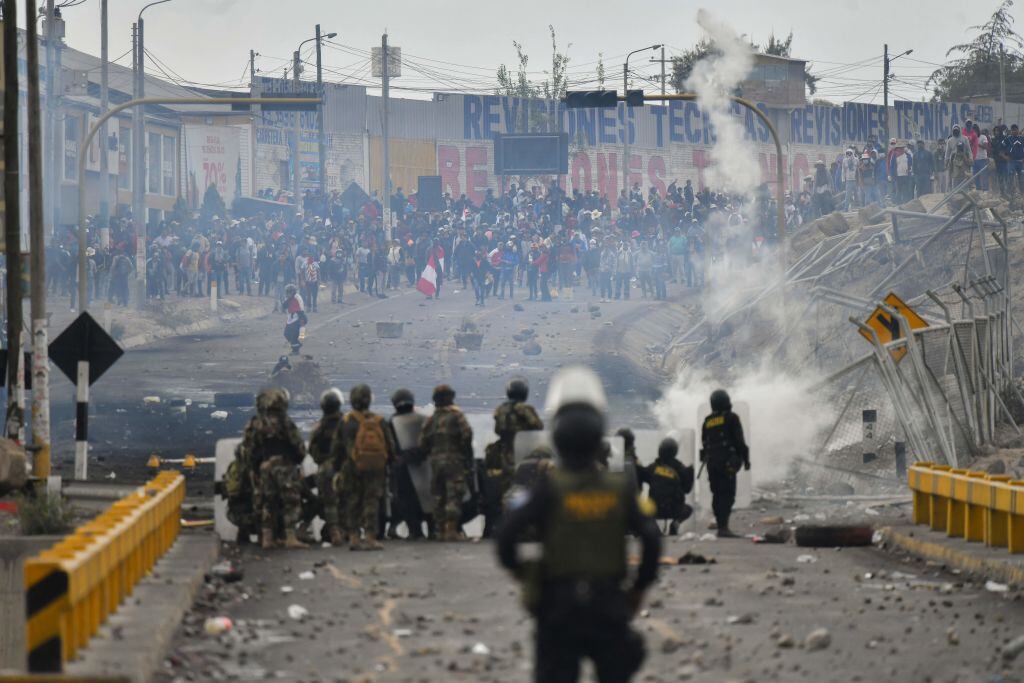 La policía del Perú lanza gases lacrimógenos a manifestantes en Arequipa