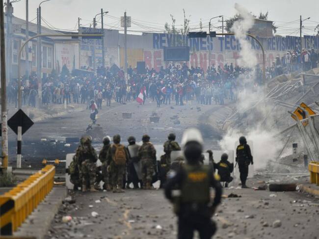 La policía del Perú lanza gases lacrimógenos a manifestantes en Arequipa