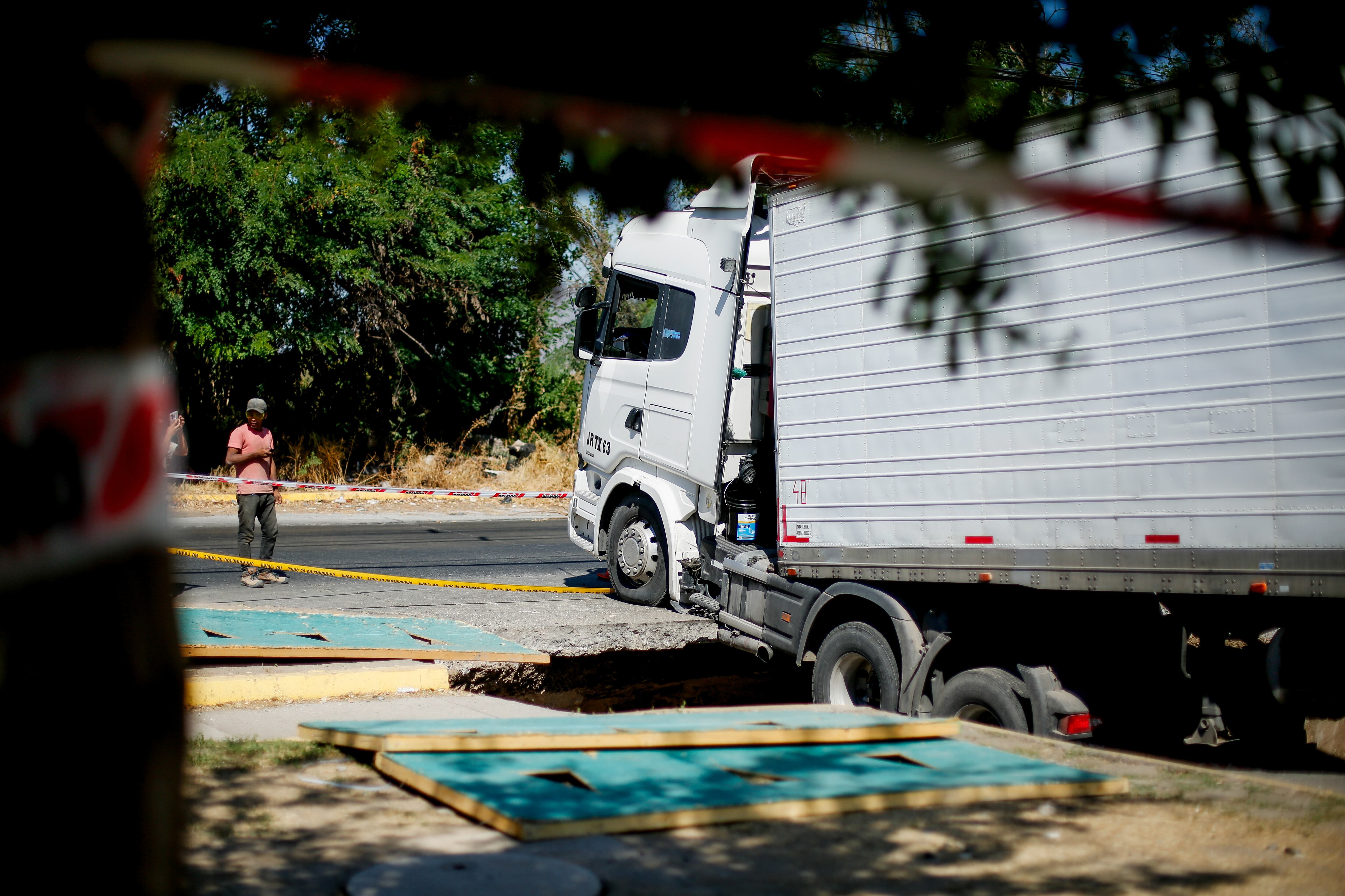 19 de marzo de 2026/RENCAUn camión de alto tonelaje provocó un socavón en la intersección de las calles José Miguel Infante con Los Ventisqueros, en la comuna de Renca.
FOTO: HANS SCOTT/AGENCIAUNO