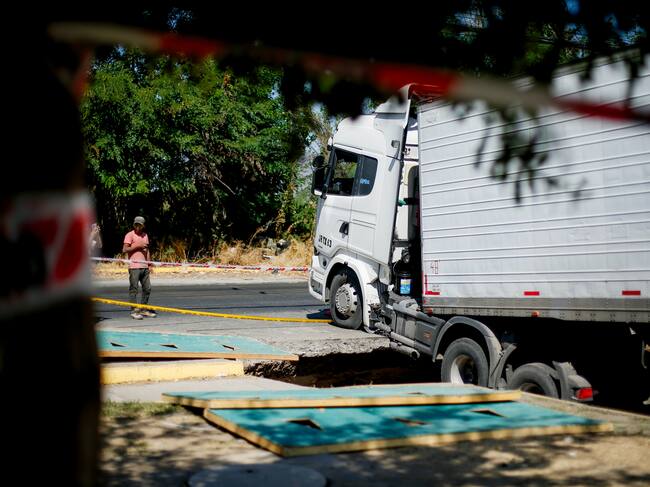 19 de marzo de 2026/RENCA
Un camión de alto tonelaje provocó un socavón en la intersección de las calles José Miguel Infante con Los Ventisqueros, en la comuna de Renca.
FOTO: HANS SCOTT/AGENCIAUNO