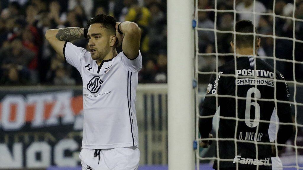 08 DE AGOSTO DE 2018/SANTIAGOMatias Zaldivia se lamenta, durante el partido valido por los octavos de final ida de la Copa Conmebol Libertadores, entre Colo Colo y Corinthians, disputado en el Estadio Monumental.
FOTO: LEONARDO RUBILAR CHANDIA/AGENCIAUNO
