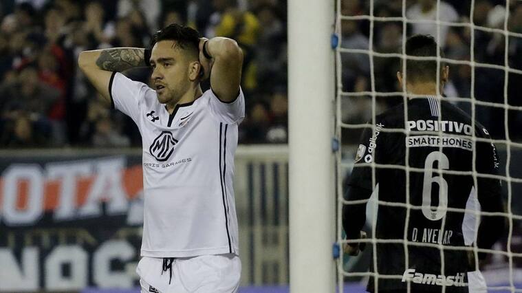 08 DE AGOSTO DE 2018/SANTIAGOMatias Zaldivia se lamenta, durante el partido valido por los octavos de final ida de la Copa Conmebol Libertadores, entre Colo Colo y Corinthians, disputado en el Estadio Monumental.
FOTO: LEONARDO RUBILAR CHANDIA/AGENCIAUNO