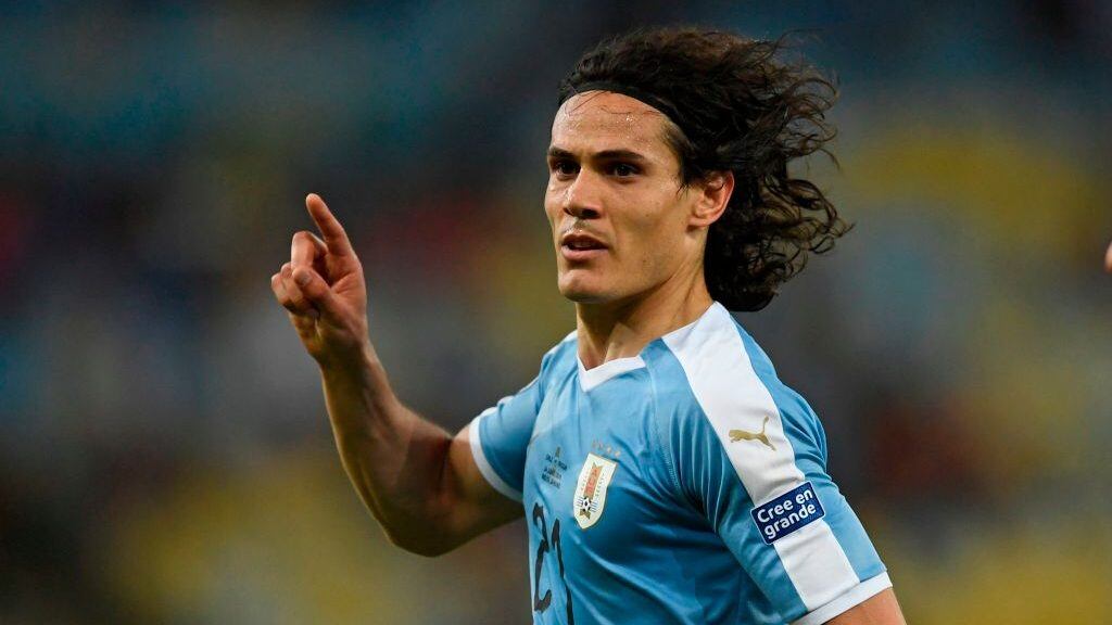 TOPSHOT - Uruguay's Edinson Cavani celebrates after scoring against Chile during their Copa America football tournament group match at Maracana Stadium in Rio de Janeiro, Brazil, on June 24, 2019. (Photo by Mauro PIMENTEL / AFP)        (Photo credit should read MAURO PIMENTEL/AFP via Getty Images)
