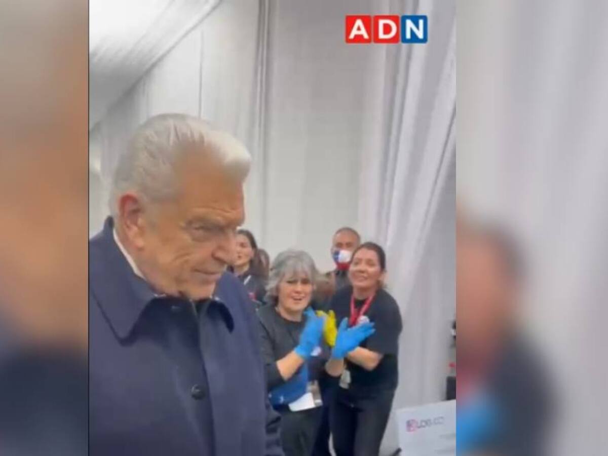 Don Francisco es recibido entre aplausos en el backstage durante la última noche de Teletón