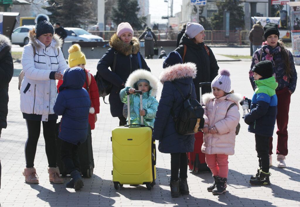 Refugiados ucranianos llegan en bus hasta Moldavia