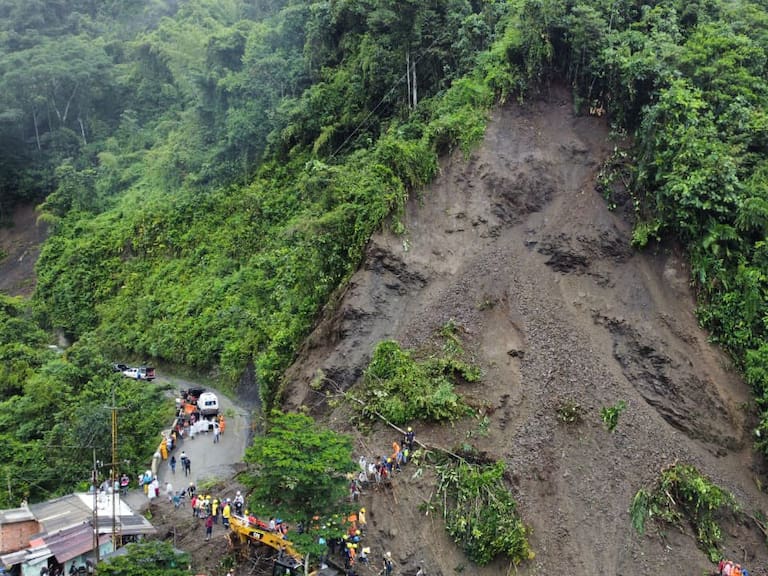 Tragedia en Colombia tras deslizamiento de tierra sobre un autobús