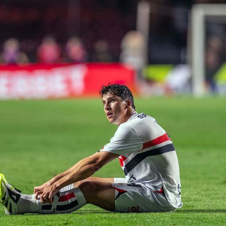 Gonzalo Tapia vuelve al gol en Sao Paulo, pero no evita el desastre: eliminación y DT despedido