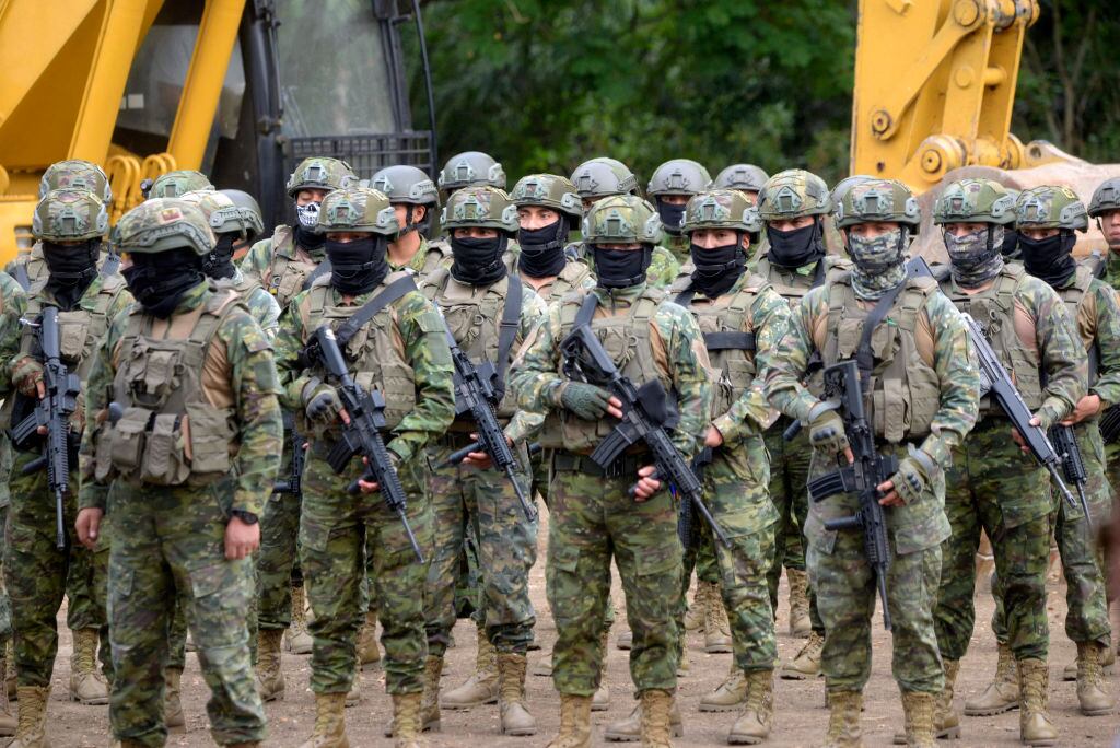 Un grupo de soldados de Ecuador se prepara a custodiar uno de los barrios en Santa Elena, cercanos a una prisión.