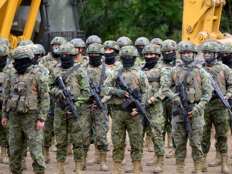 Un grupo de soldados de Ecuador se prepara a custodiar uno de los barrios en Santa Elena, cercanos a una prisión.