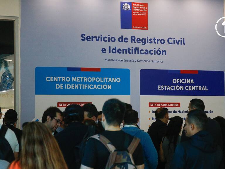 Más de 64 mil chilenos han invertido el orden de sus apellidos: conoce los pasos, requisitos y costos asociados