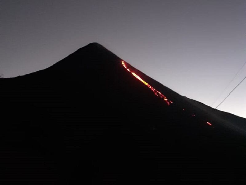 Una caída de lava en una de las laderas del volcán Pacaya de Guatemala
