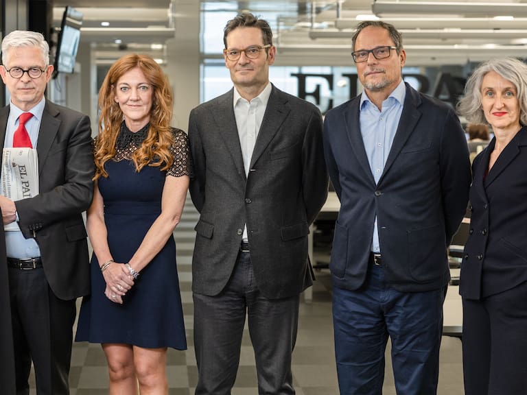 20/03/26 MADRID. El jurado de los premios Ortega y Gasset 2026, en la redacción de EL PAÍS. De izquierda a derecha, Cecilia Castelló (miembro del Comité de Redacción de EL PAÍS), Javier Moreno (director de la Escuela de Periodismo de EL PAÍS), Pilar Gil (Consejera Delegada de PRISA Media) , Joseph Oughourlian (Presidente deL Grupo PRISA y de EL PAÍS), Jan Martínez Ahrens (director de EL PAÍS) y Soledad Alcaide (Defensora de los lectores de EL PAÍS)..