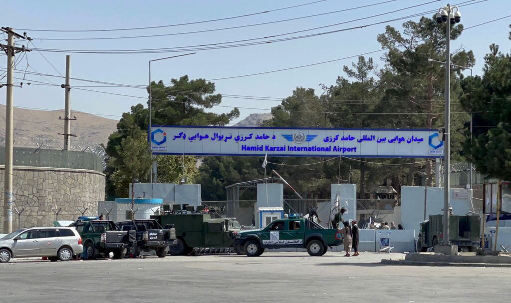 Talibanes custodian el acceso al aeropuerto Hamid Karzai de Kabul