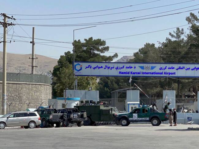 Talibanes custodian el acceso al aeropuerto Hamid Karzai de Kabul