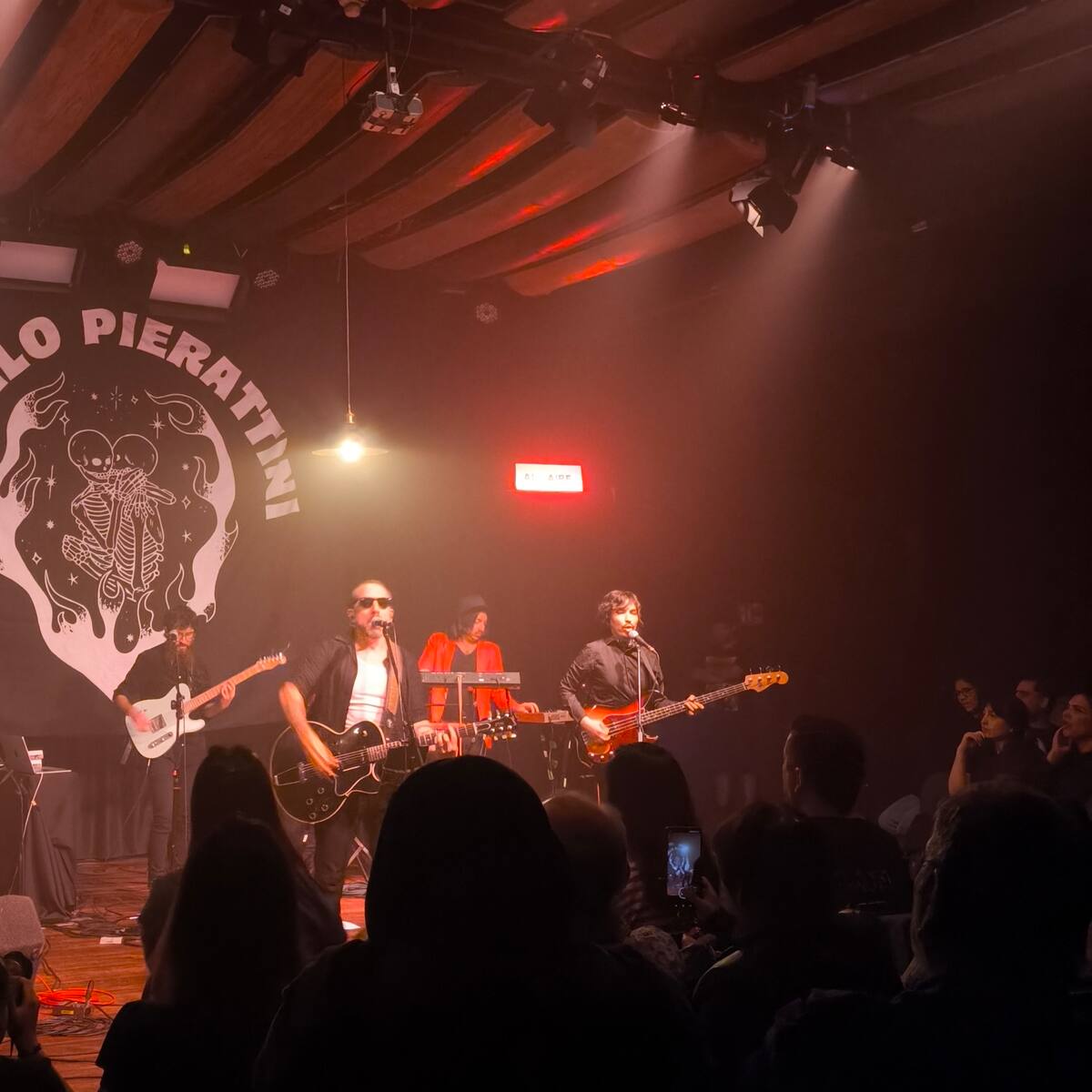 Acordes directo al mentón: Angelo Pierattini y una noche de “Rock cebolla”