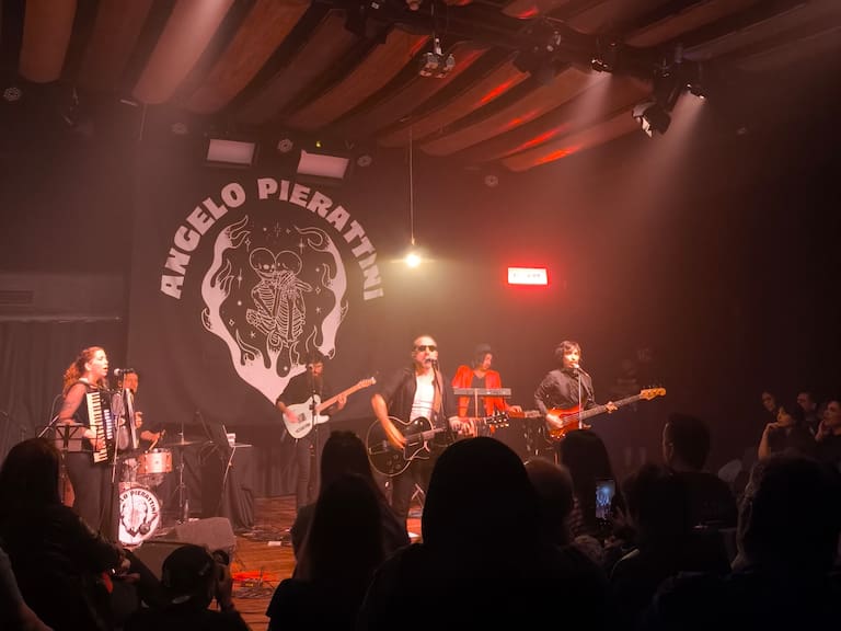 Acordes directo al mentón: Angelo Pierattini y una noche de “Rock cebolla”