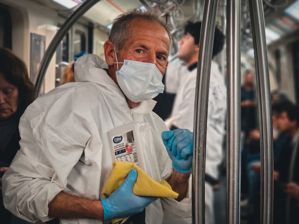 El hombre que no deja ir la pandemia: la historia del “guardián” con mascarilla y traje blanco que limpia los pasamanos del Metro