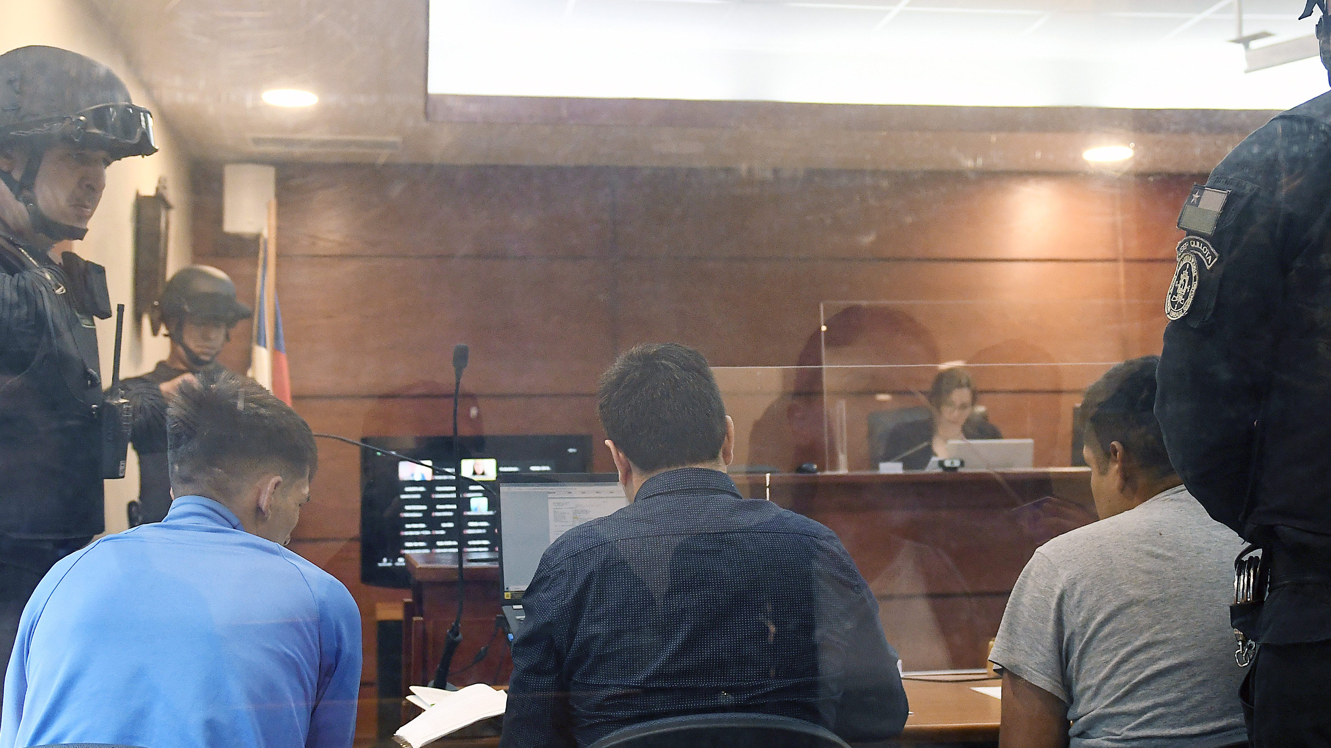 26 DE MARZO DE 2023/QUILPUEControl de detención de los dos sospechoso delincuentes dieron muerte a la Sargento Segundo de Carabineros Rita olivares.  
TRIBUNAL NO AUTORIZO MOSTRAR SUS ROSTROS 
FOTO: PABLO OVALLE ISASMENDI/AGENCIAUNO