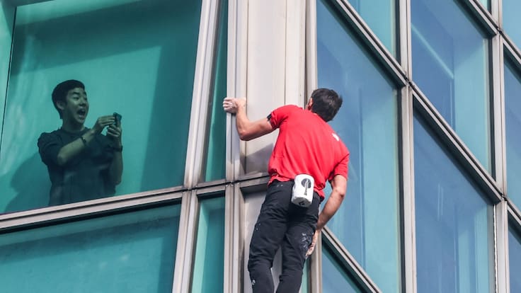 Sin protección y en menos de dos horas: Alex Honnold logra escalar el rascacielos más alto de Taiwán