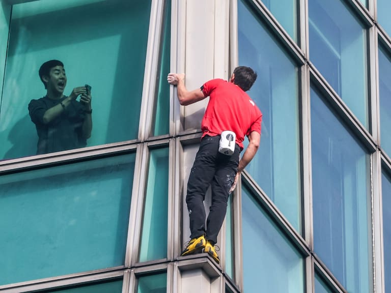 Sin protección y en menos de dos horas: Alex Honnold logra escalar el rascacielos más alto de Taiwán