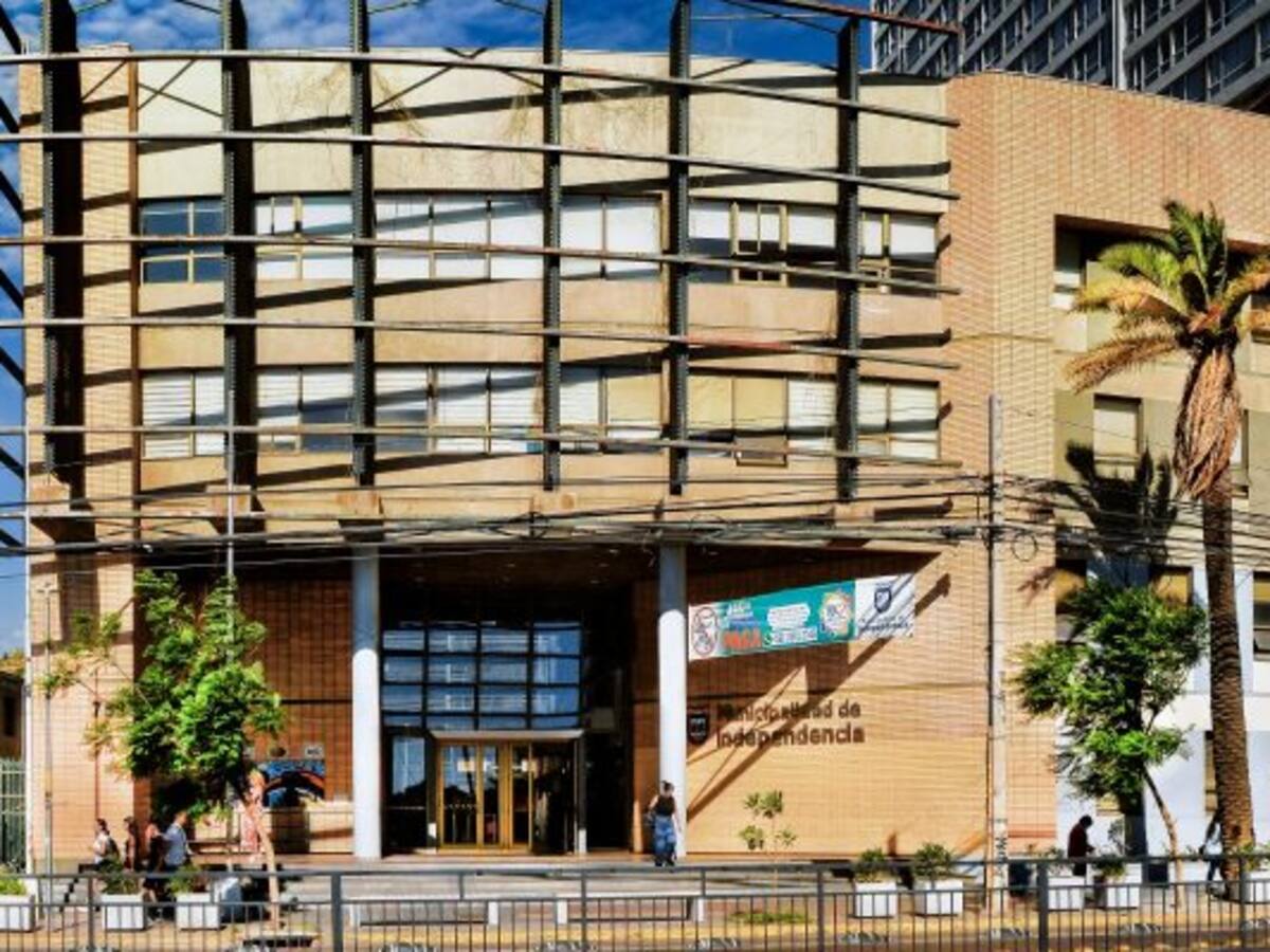 Acusado de usar audios de cámaras en espacios comunes: concejo remueve a administrador municipal de Independencia