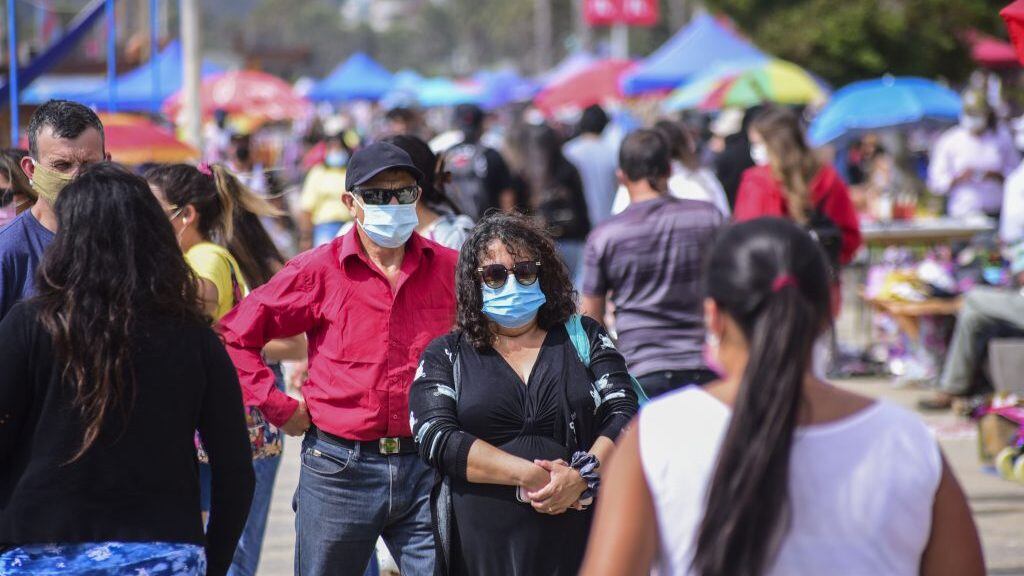 21 DE ENERO DE 2021 / VIÑA DEL MARPersonas caminan por el borde costero, durante el primer mes de funcionamiento del Permiso de vacaciones, cuando la comuna permanece en Fase 2.
FOTO: MIGUEL MOYA / AGENCIAUNO