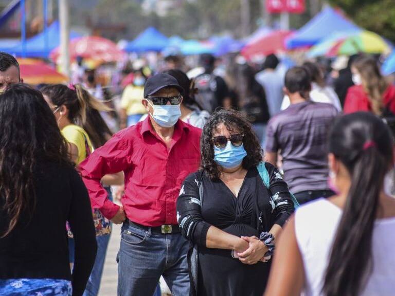 21 DE ENERO DE 2021 / VIÑA DEL MARPersonas caminan por el borde costero, durante el primer mes de funcionamiento del Permiso de vacaciones, cuando la comuna permanece en Fase 2.
FOTO: MIGUEL MOYA / AGENCIAUNO