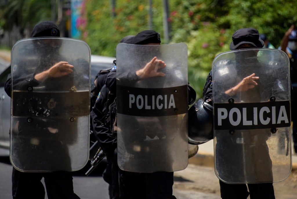 La policía custodia el acceso a la casa de Cristiana Chamorro