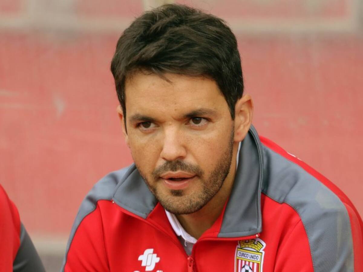 Curicó Unido informó que el técnico Nicolás Larcamón dio positivo por Covid-19